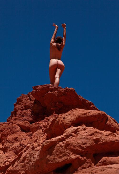 <img500*735:stuff/My_ass_on_the_rocks.jpg>