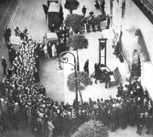 <img500*449:stuff/guillotine.jpg>