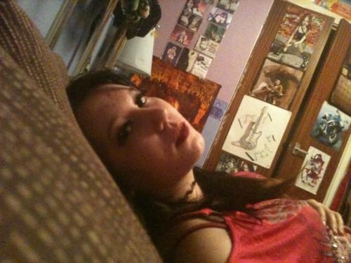 <img500*375:stuff/me_poseing_in_bed_lol.jpg>